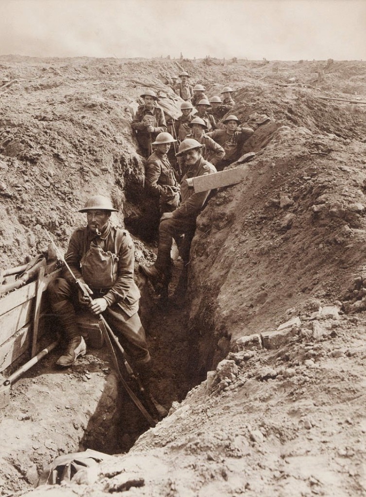 Fotografía en tonos sepia de un grupo de soldados en una trinchera del frente de la I Guerra Mundial.